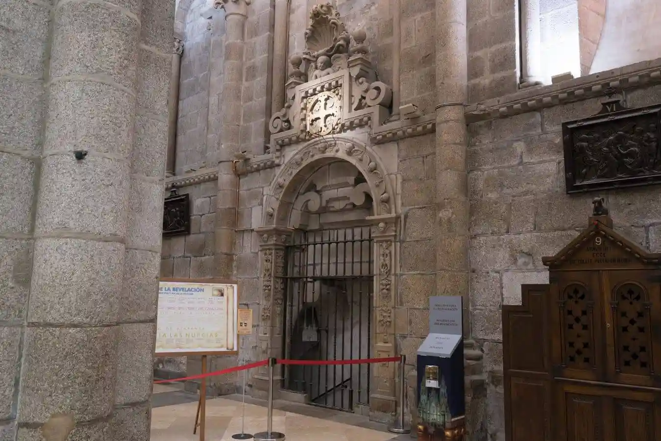 Portada de Simón Rodríguez para las escaleras de acceso a la nave desde la Cripta del Pórtico de la Gloria