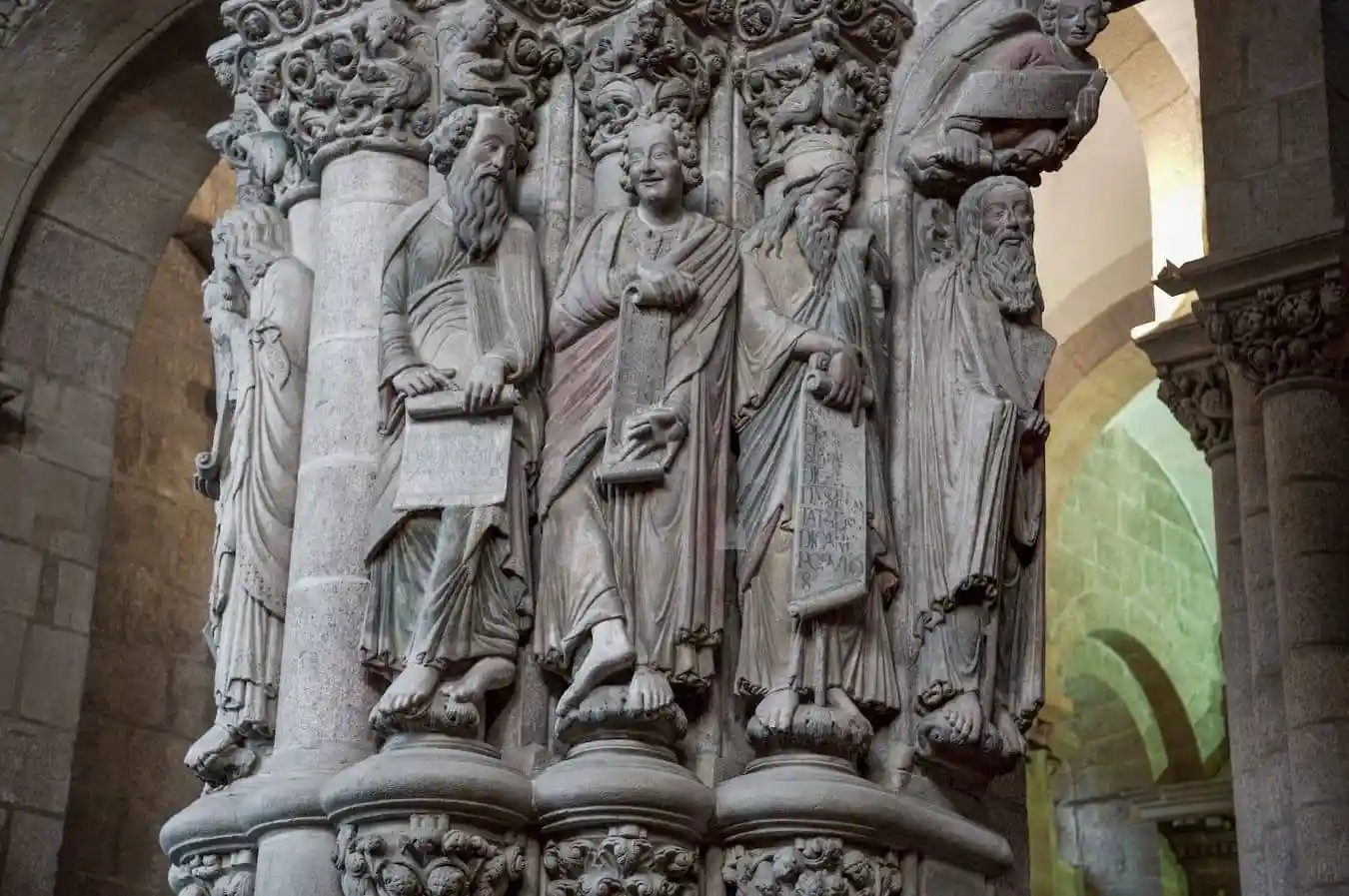 Estatuas columnas. Profetas bajo el tímpano central 