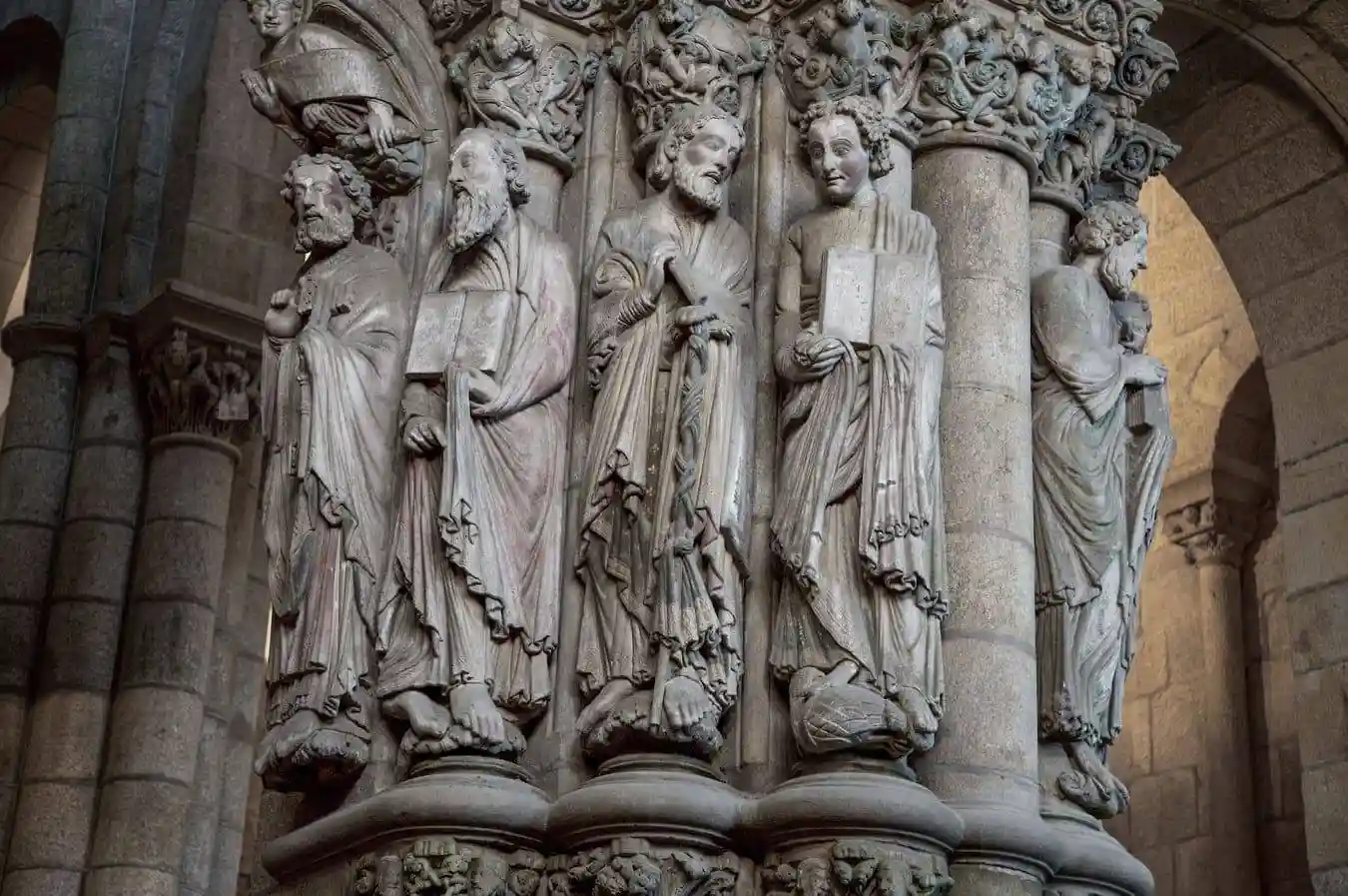 Estatuas columnas. Apóstoles bajo el tímpano central 