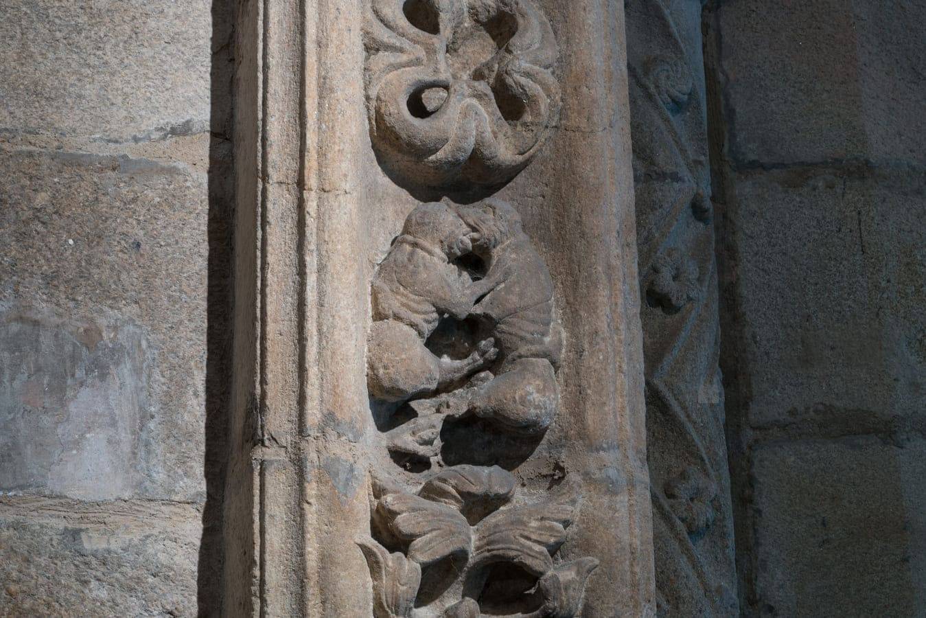  Detalle de una de las jambas de los arcos que, antiguamente, eran los de acceso a la cripta.