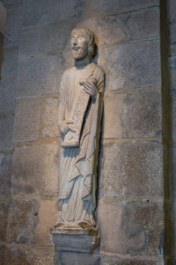 Detalle de la imagen ya gótica de Santiago el Menor o Santiago Alfeo colocada hoy a la entrada de la cripta.