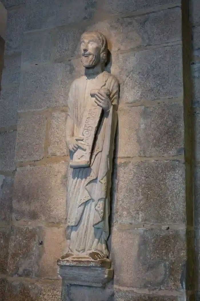 Detalle de la imagen ya gótica de Santiago el Menor o Santiago Alfeo colocada hoy a la entrada de la cripta.