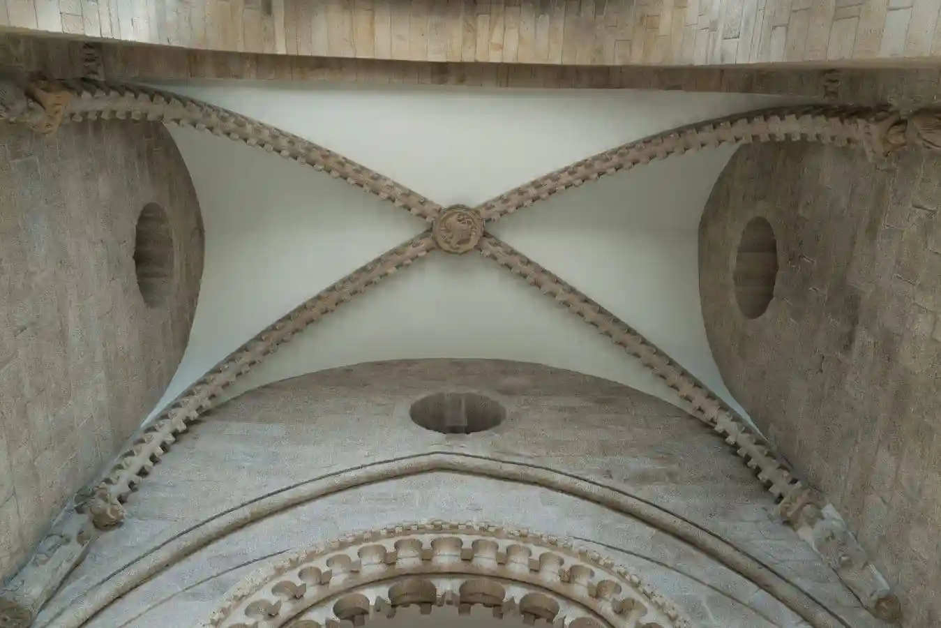 Bóveda de la tribuna del Pórtico de la Gloria con la clave del Cordero Místico