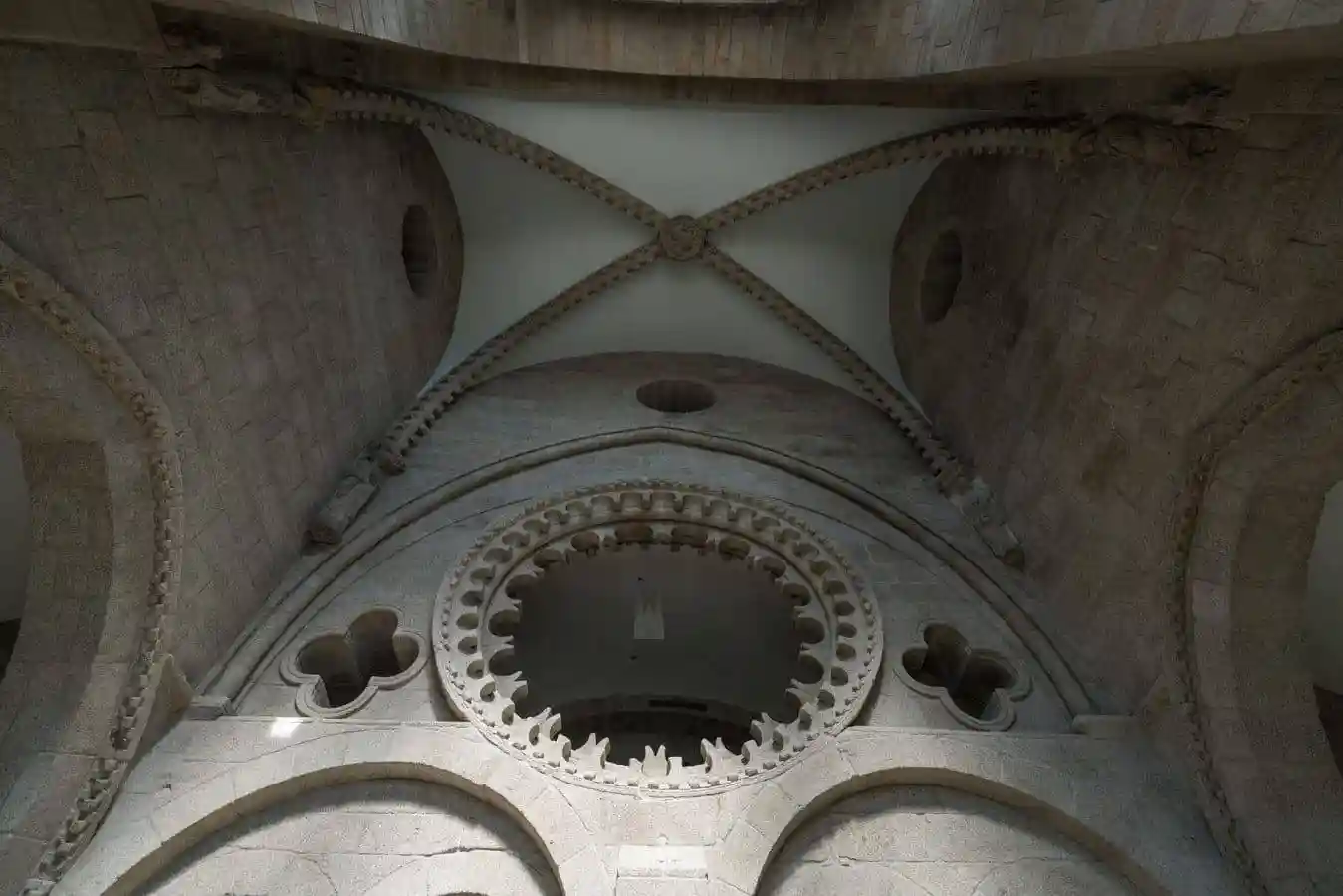 Bóveda de la Tribuna del Pórtico con los vanos abiertos hacia los cuatro puntos cardinales