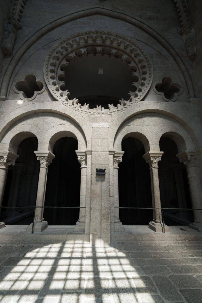 Rosetón y vanos trebolados en la tribuna del Pórtico de la Gloria hacia el interior de las naves