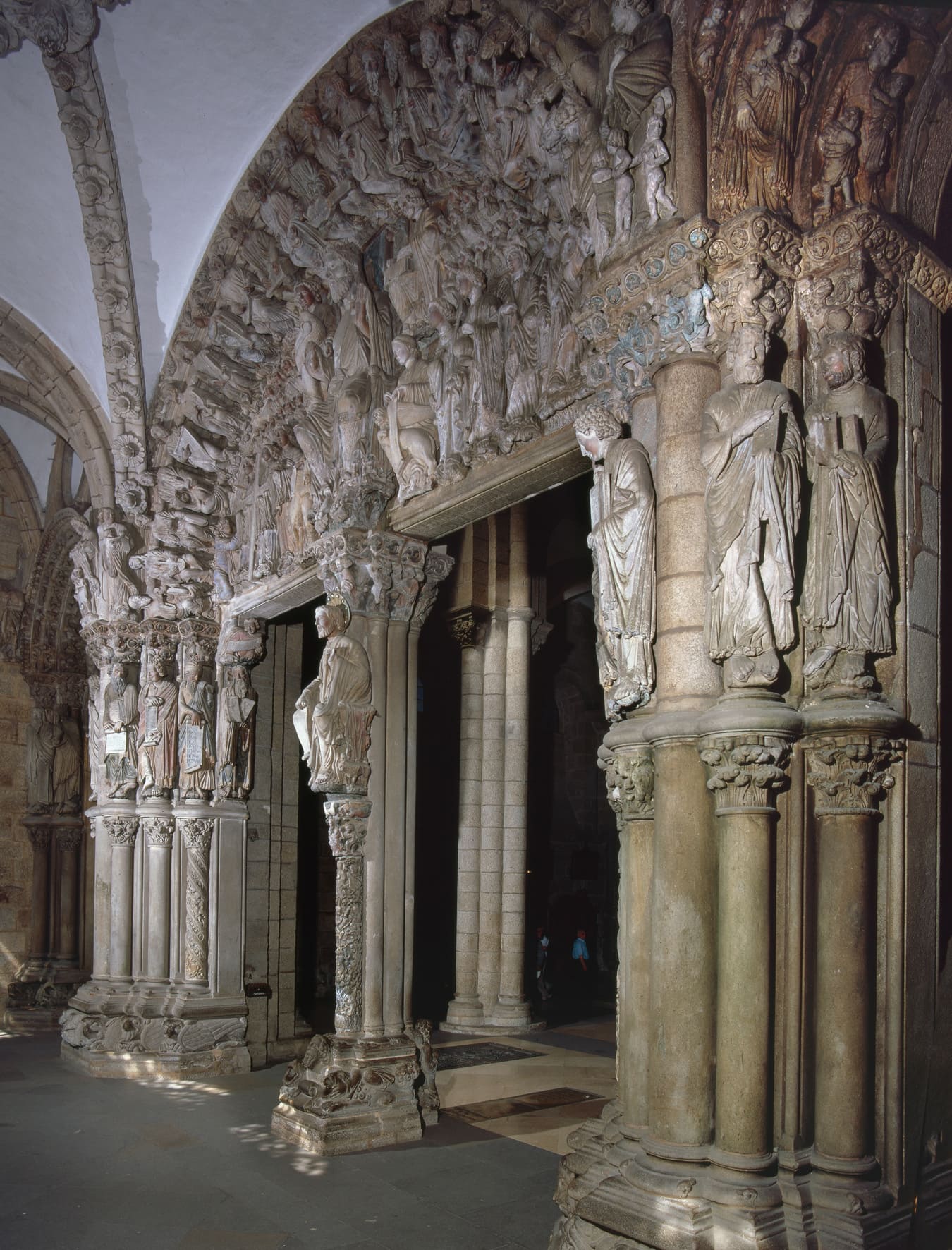 El tímpano se apoya sobre dos niveles de columnas: las inferiores, de granito y mármol, y las superiores, estatuas-columna, idea tomada del arte francés.