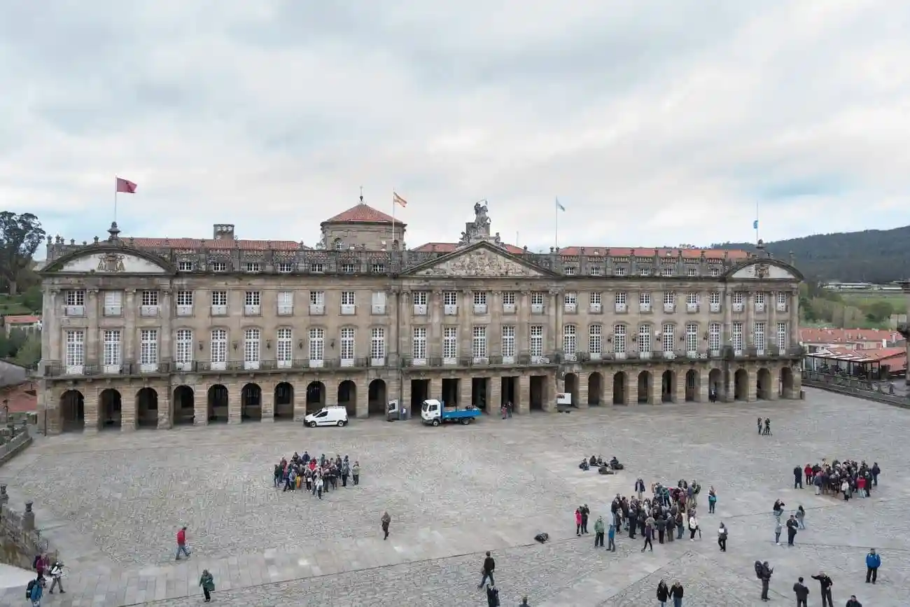 El Palacio de Rajoy (actual Ayuntamiento) visto desde la balconada del Obradoiro, 