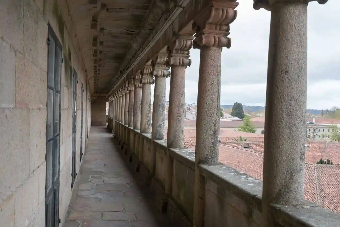 La balconada del Obradoiro con su sucesión de columnas de orden jónico.