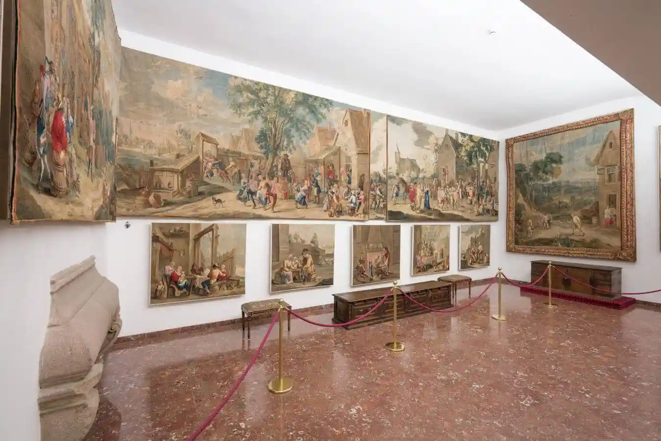 Vista general de la sala con los tapices de la Real Fábrica de Santa Bárbara sobre cartones de David Teniers II .