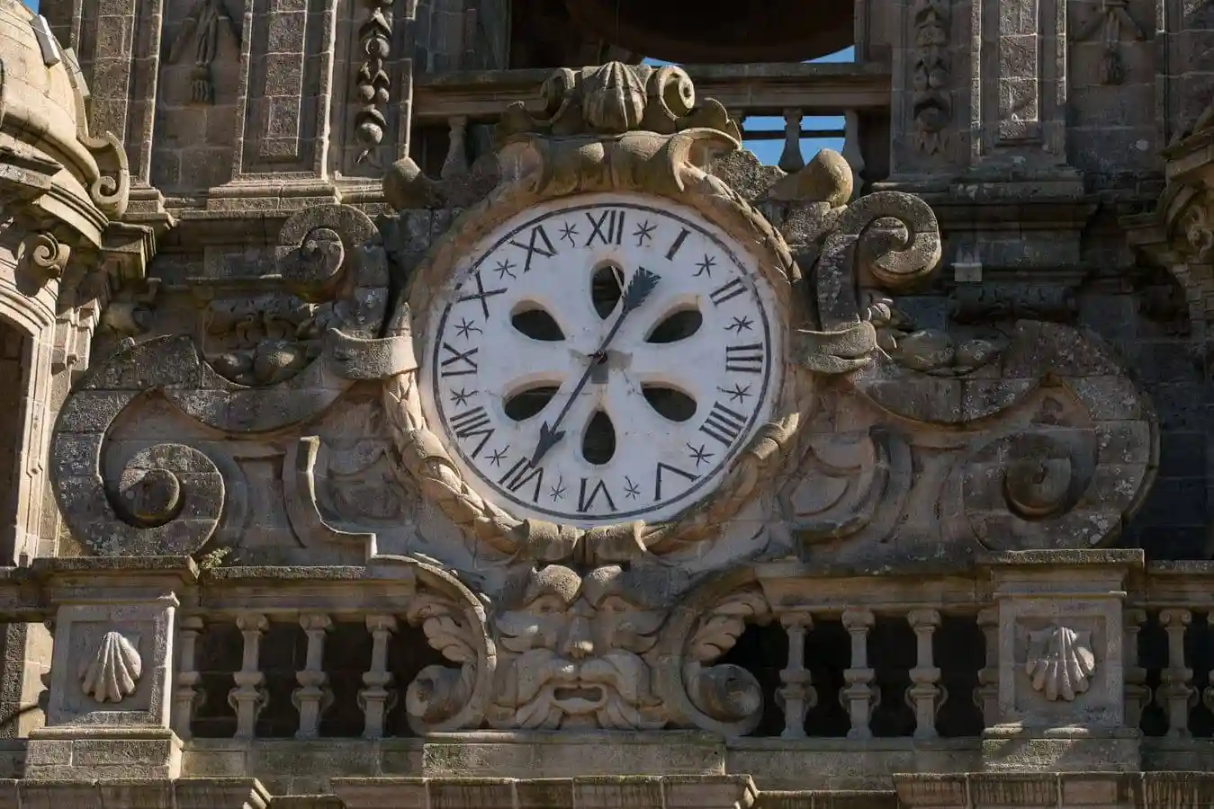 Detalle de la esfera del reloj y de la decoración barroca a su alrededor