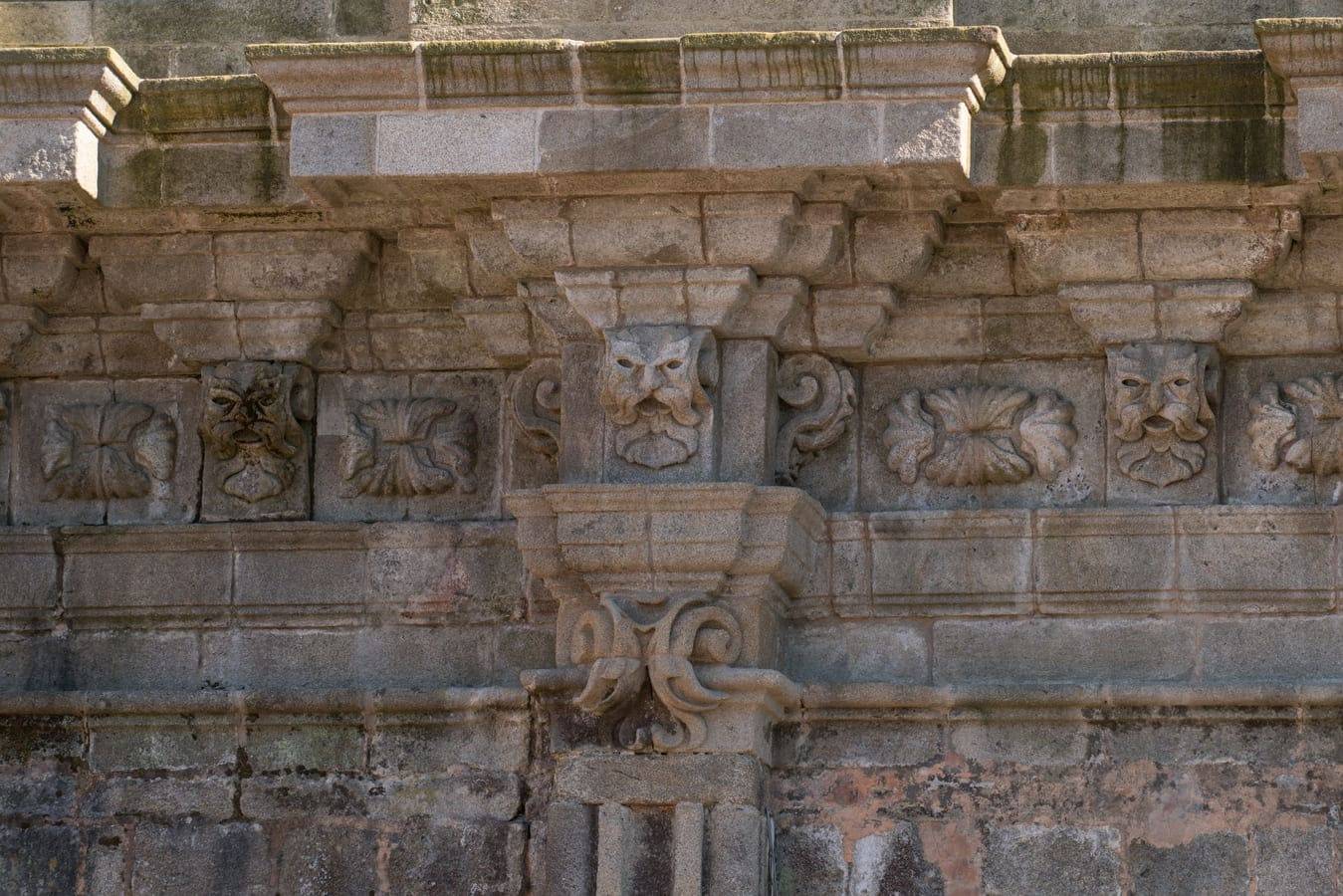 Detalle del tránsito entre el cubo gótico inferior y el remate barroco en la Torre del Reloj