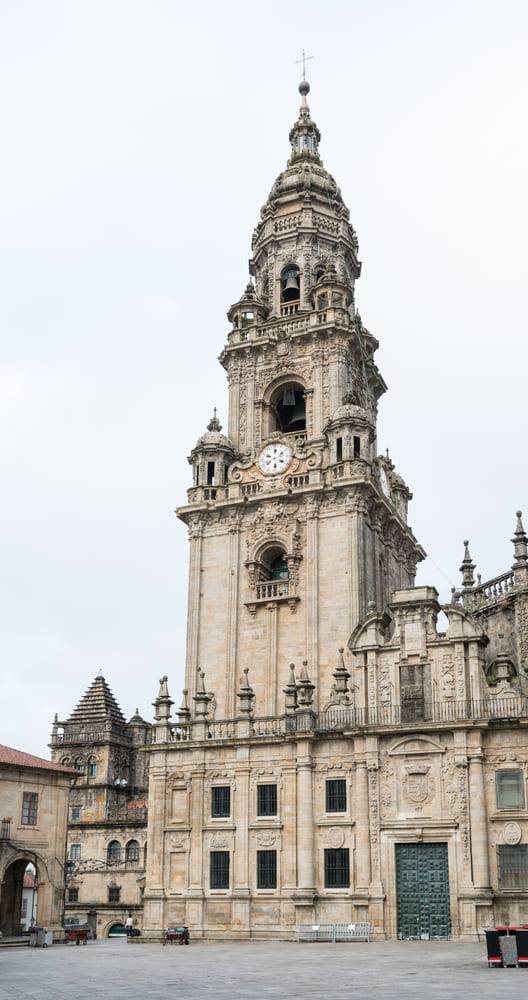 La torre desde su base gótica y hasta su remate barroco. Junto a ella, el Pórtico Real, y al fondo, la Torre del Tesoro.