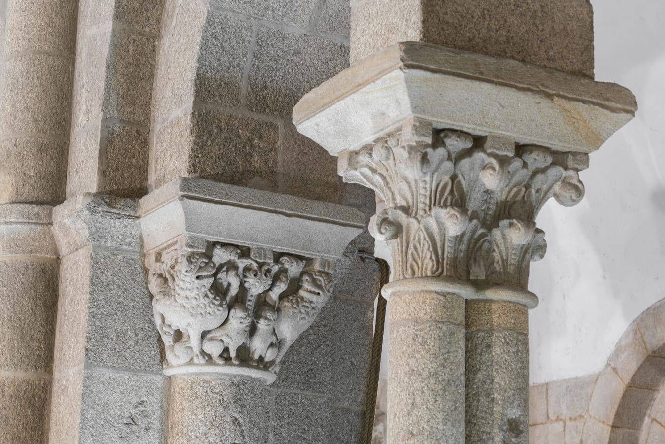Detalle de los capiteles del triforio