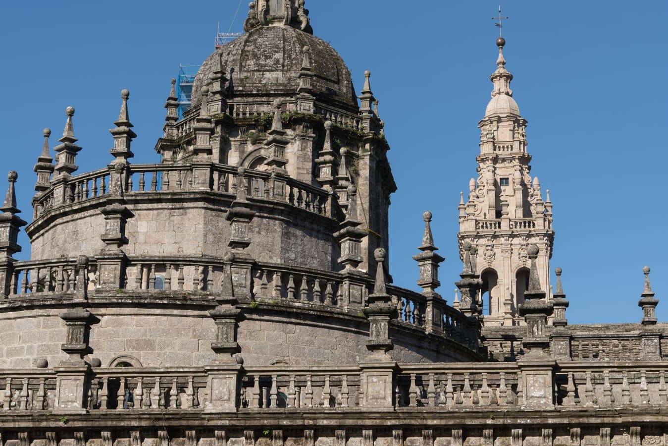 La crestería de Peña de Toro sustituyó las almenas medievales. Detalle de la cabecera de la catedral. Al fondo, el muro del monasterio de Antealtares, en la Quintana