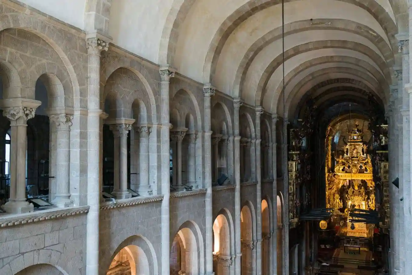 Vista parcial de los vanos del triforio del brazo mayor de la catedral