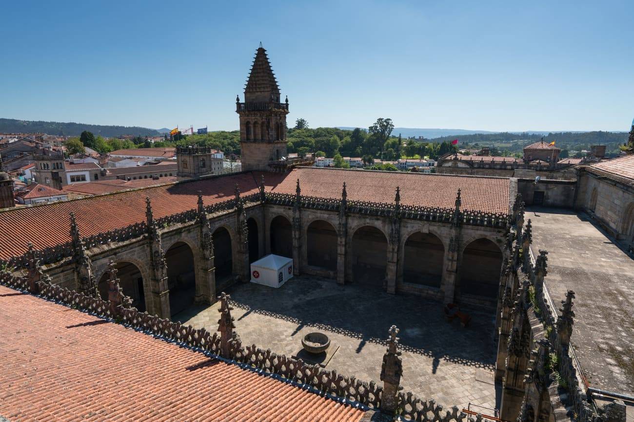 El claustro plateresco se remata con una hermosa y compleja crestería y altos pináculos y agujas