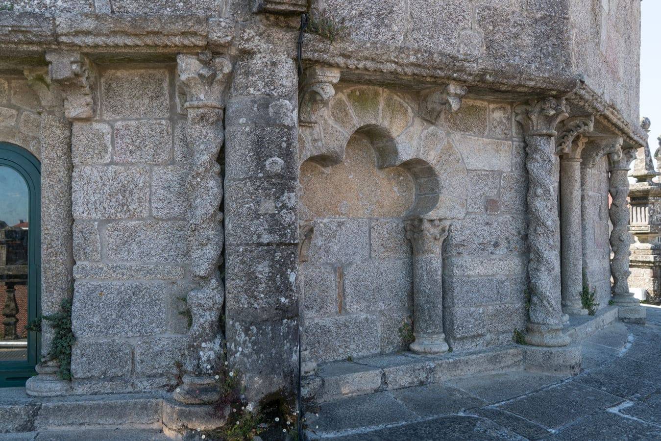 Detalle de la decoración de la cabecera desde las cubiertas. Los arcos trilobulados y los fustes entorchados
