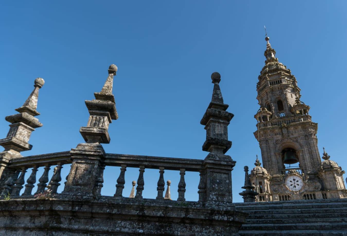 La crestería barroca y la Torre del Reloj vistas desde las cubiertas