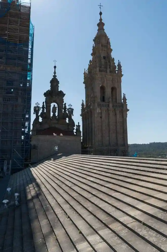 Vista de las cubiertas de la catedral, cómodamente transitables por su disposición de losas de piedra escalonadas. 