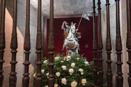 Camarín de Santiago Matamoros con su reja abierta