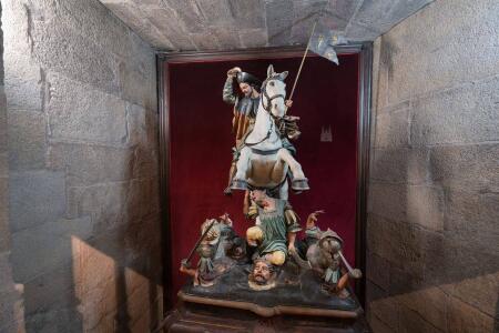 Detalle la figura de Santiago Matamoros en su camarín sin las flores que la suelen tapar parcialmente.