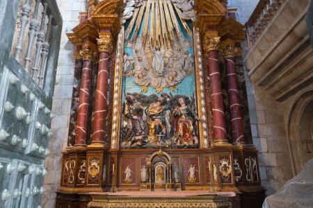 La escena de la Transfiguración es de Mateo de Prado, del XVII, reutilizada en el retablo del XVIII de José Gamtino.