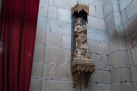 La Virgen del Perdón de alabastro a la entrada de la capilla de la Comunión