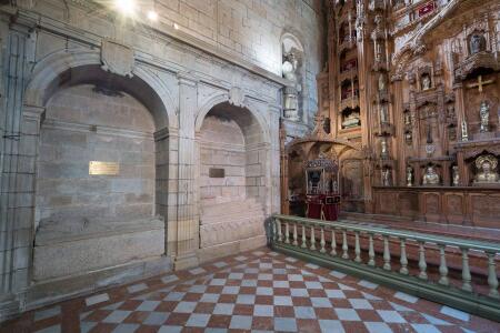 Sepulcros de Raimundo de Borgoña y de Doña Juana de Castro, del último tercio del XIV.