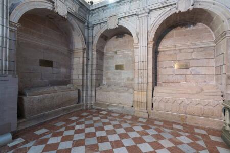 Sepulcros de Doña Berenguela, de comienzos del XIII, de Raimundo de Borgoña, y de doña Juana de Castro, en el Panteón Real de la Capilla de las Reliquias