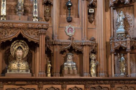 Entre otros, vemos aquí el busto relicario de Santiago Alfeo o el Menor y el de Sta. Florina. También el Santiago de Roucel, Sto. Domingo, y Santiago Coquatrix