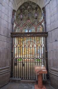 Capilla de Mondragón. La reja de entrada, con su decorativo remate, es de en torno a 1520-30 y se atribuye al círculo de Juan Francés