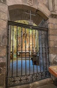 Capilla de Nra. Señora la Blanca o de los España. En el cerrojo de su reja está escrito que la hizo Clemente Lorenzo en 1725. Sobre ella, una cruz de consagración de la catedral