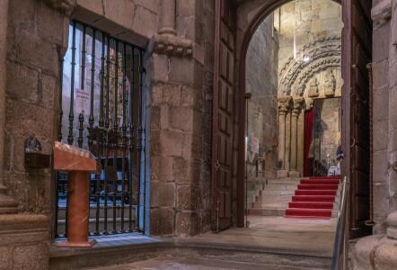 Capilla de San Andrés. Se cierra con una reja de diseño quizás de los Lorenzo que da a la escalera que sube a la Corticela, al fondo.