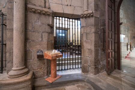 Capilla de San Andrés. Detalle de su acceso en el brazo norte del crucero.