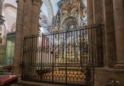 Capilla de San Antonio. La reja de diseño barroco la cierra hacia el brazo norte del crucero
