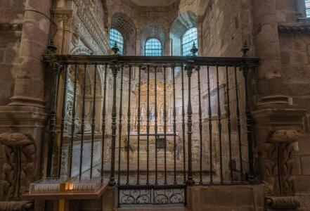 Capilla de San Bartolomé o de la Santa Fe. Su reja de entrada se ha vinculado con Guillén de Bourse.