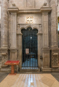Capilla de Sancti Spiritus. La reja, quizás de Domingo de Andrade y sobre ella una pieza medieval trilobulada, acaso de un baldaquino, y una cruz de consagración