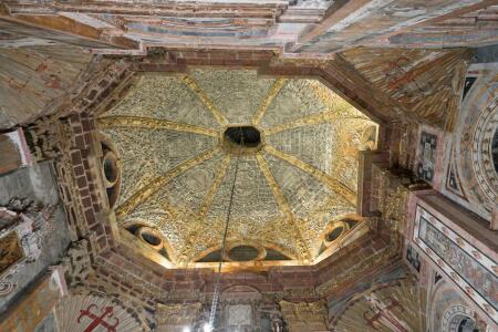 La cúpula, decorada con motivos jacobeos – arcas, cruces de Santiago y conchas de vieira