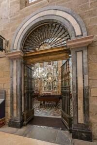 Acceso a la Capilla del Pilar. Las rejas están fundidas en 1721