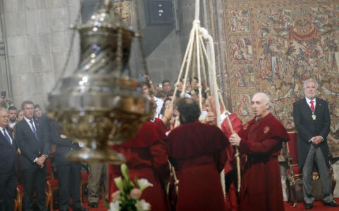 Los tiraboleiros, encargados del Botafumeiro, sincronizan el movimiento del incensario de la Catedral de Santiago, tirando de una resistente maroma de 60 mm de grosor.