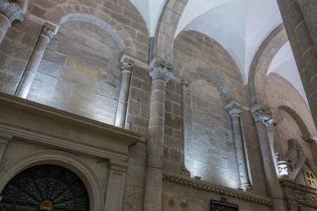 La construcción del claustro plateresco en el siglo XVI supuso el tapiado de numerosas ventanas románicas en el muro sur de la nave mayor de la catedral