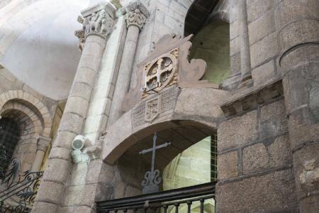Cruz de consagración de la catedral de 1211 sobre el acceso a la capilla del Salvador