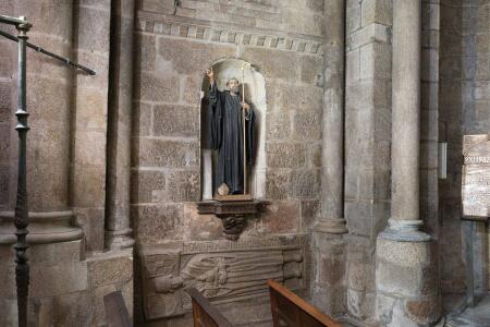 Detalle del muro con la lauda del regidor Treviño y una inscripción fundacional en la Capilla del Salvador.