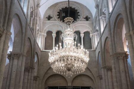 Vista de la tribuna del Pórtico de la Gloria con su gran óculo central vista desde la nave mayor