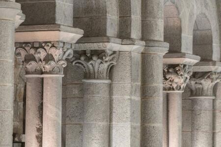 El cimacio con la inscripción Gudesteo marca el inicio de la última etapa de construcción de la catedral en 1168 por el Maestro Mateo