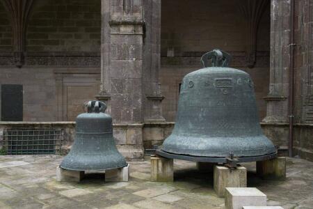 Las campanas del siglo XVIII que marcaban horas y cuartos en la Torre del Reloj están hoy en el claustro de la catedral, puesto que se dañaron con el uso y fueron sustituidas.