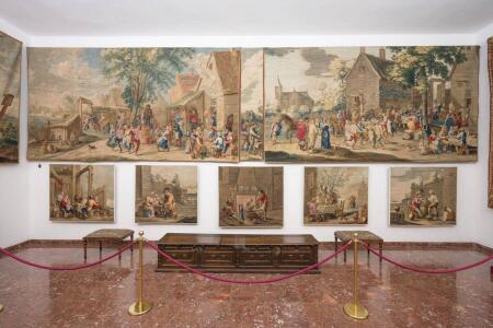 Vista general de la sala con los tapices de la Real Fábrica de Santa Bárbara sobre cartones de David Teniers II con temas costumbristas y kermés.