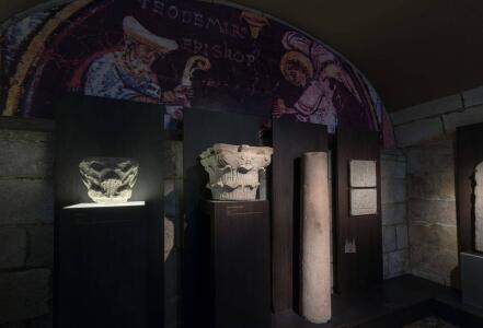Museo de la Catedral. Elementos arquitectónicos procedentes de la Basílica de Alfonso III y hallados en las excavaciones arqueológicas de la nave mayor