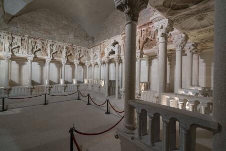 Vista general de la sillería alta del coro del Maestro Mateo, parcialmente reconstruida según los estudios de Otero Túñez e Yzquierdo Perrín.