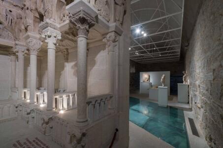Museo de la Catedral. Los sitiales del coro se separan por unos arquitos de medio punto entre columnas y los cubren plafones. Cojines y almohadones daban mayor comodidad.